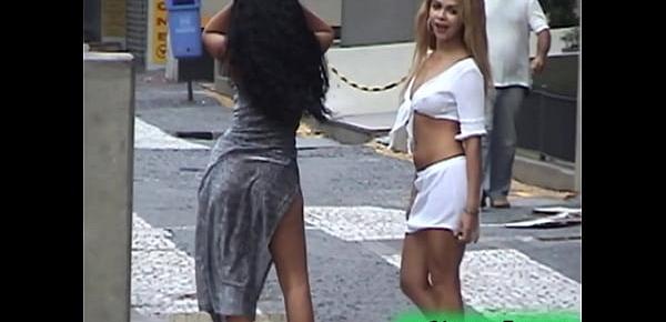  Duas Ninfetinhas se Exibindo nas Ruas Movimentadas de São Paulo